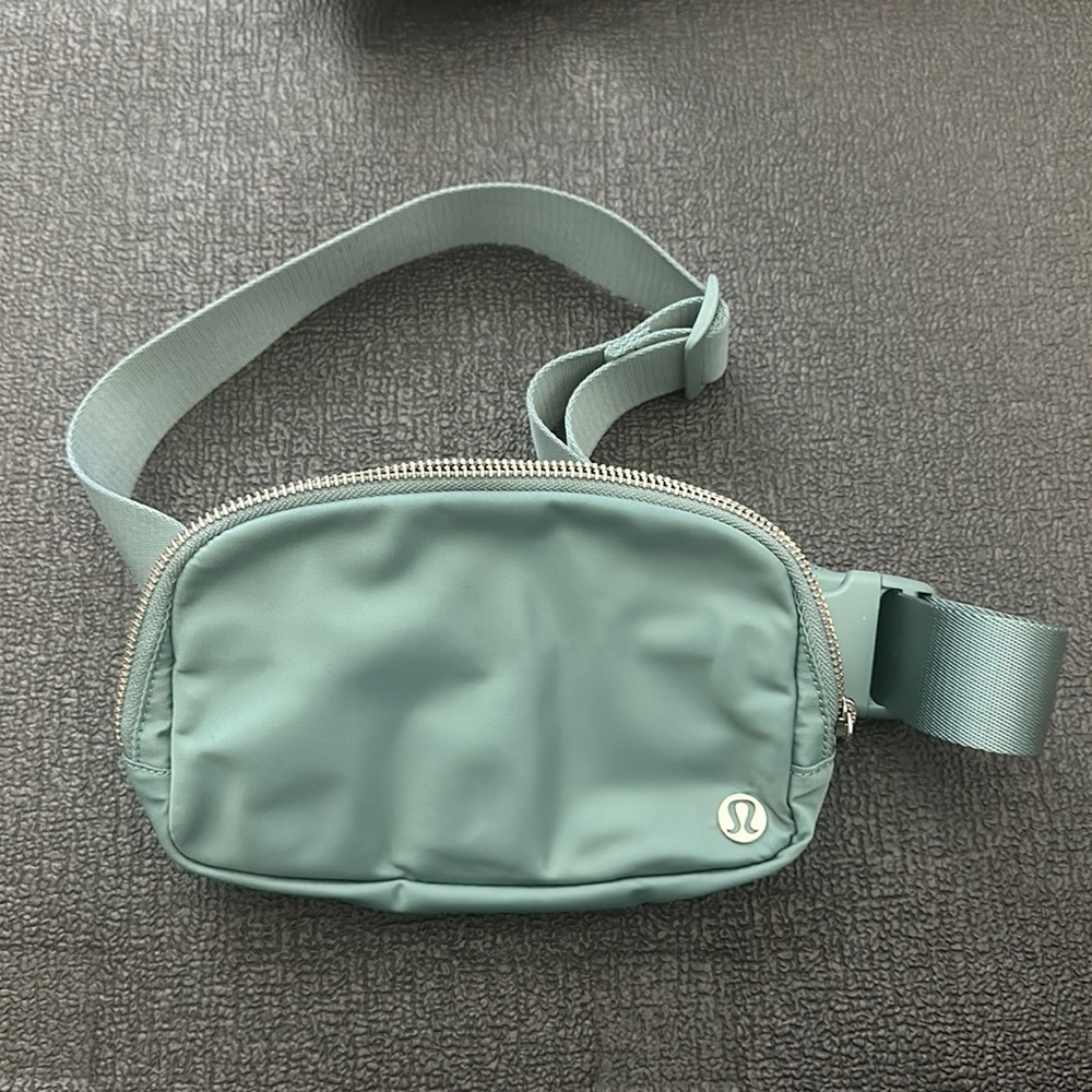 Lululemon Everywhere Belt Bag